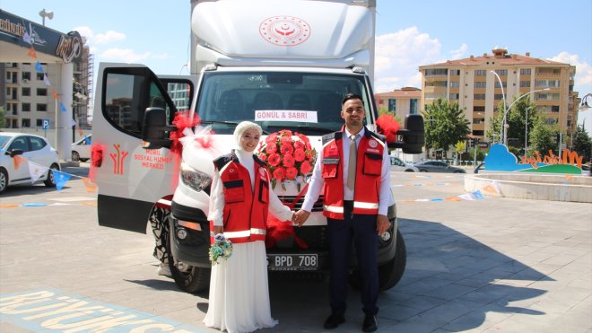 Malatya'da mobil sosyal hizmet aracı depremzedenin gelin arabası oldu
