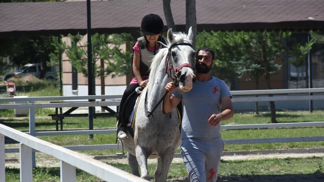 Depremzede çocukların yüzü "Gençler Sevinsin Umutlar Sönmesin" etkinliğiyle güldü