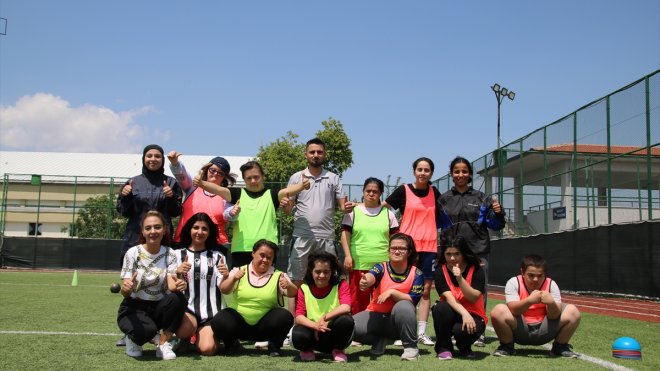 Malatya'da depremzede down sendromlu çocuklar, kadın futbolcularla buluştu