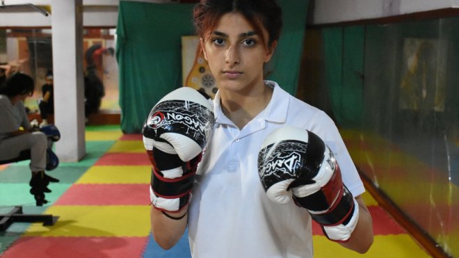 MALATYA - Depremzede milli sporcu Eylül Aslan, iki branşta Avrupa şampiyonluğu peşinde1