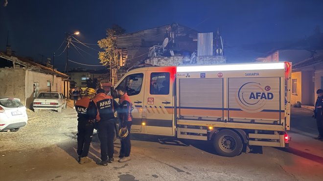 MALATYA - İki katlı kerpiç evin bir bölümü çöktü1