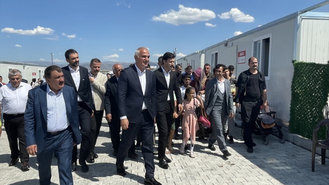 Kültür ve Turizm Bakanı Ersoy, Malatya'da LGS'den tam puan öğrencilere hediye verdi