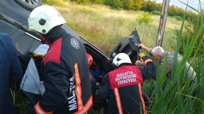 MALATYA - Şarampole devrilen otomobildeki 1 kişi öldü, 4 kişi yaralandı1
