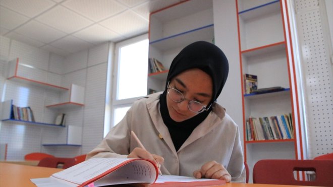 Sığındığı anaokulunda LGS'ye hazırlanan depremzede kız tam puan aldı