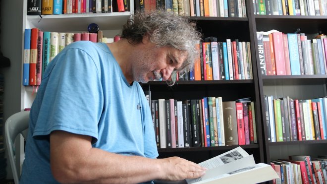 Malatyalı gazeteci, arşivini ve kitaplarını ağır hasarlı evinden konteynere taşıdı