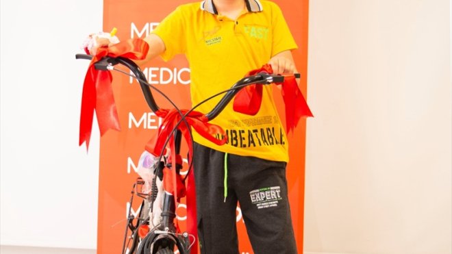 Medical Point'ten 1 yıl sonra yürümeye başlayan hastaya bisiklet hediyesi