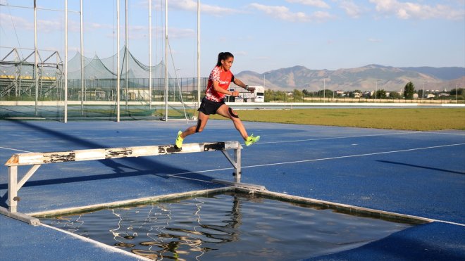 Milli atlet Kunur, Çin'de de rekor kırmak için günde 30 kilometre koşuyor