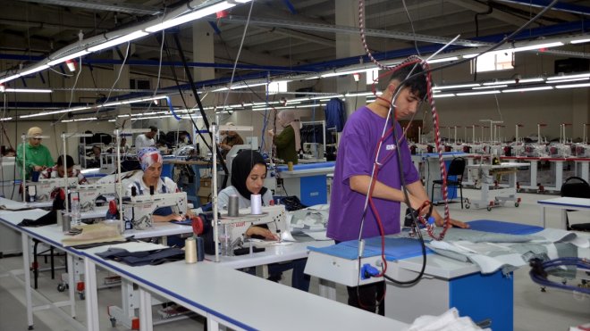 MUŞ - 500 kişinin istihdam edildiği tekstil fabrikası üretime başladı1