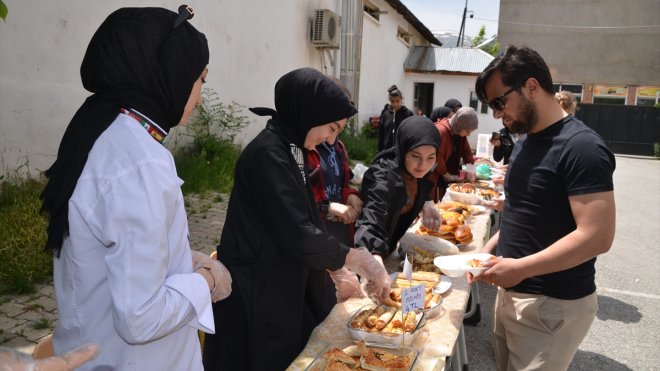 Muş'ta depremzede öğrenciler için kermes düzenlendi