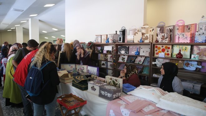 Muş'ta kadınların yaptığı ürünler sergilendi