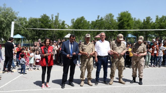 Muş'ta köy okulundaki bahar şenliğini jandarma ekipleri ve gençlik liderleri renklendirdi