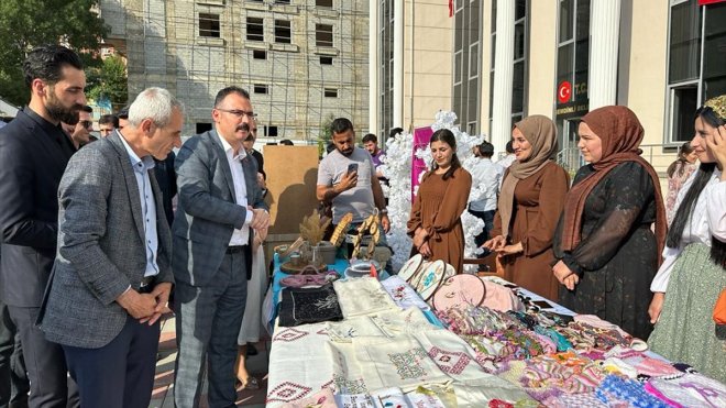 Şemdinli'de öğrenciler sergi düzenledi