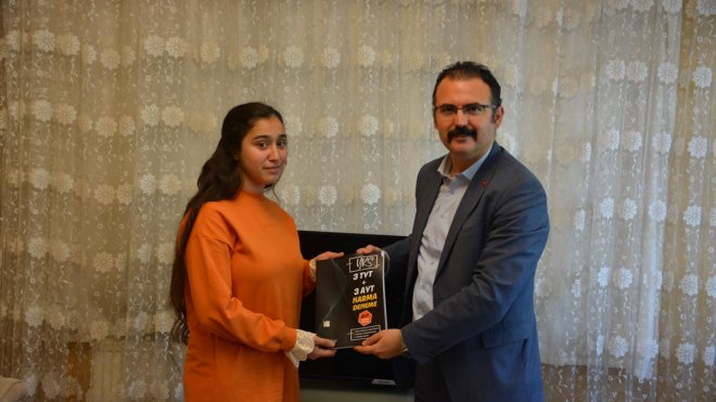 Şemdinli Kaymakamı Ateş, üniversite sınavına hazırlanan öğrencileri evlerinde ziyaret etti