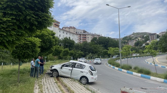 Tunceli'de kaldırıma çarparak devrilen otomobilin sürücüsü yaralandı