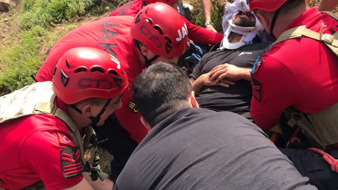 Tunceli'de kayalıktan düşen kişi askeri helikopterle hastaneye ulaştırıldı