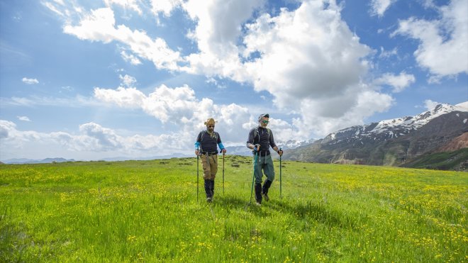 Tunceli'nin kar ve baharın bir arada olduğu zirveleri dağcıları cezbediyor