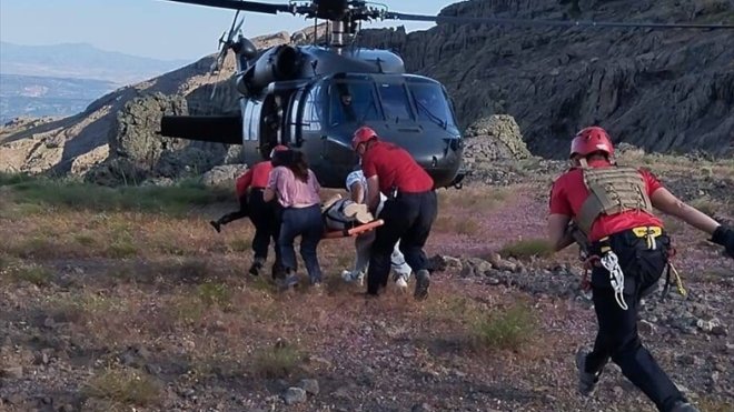 Tunceli'de kayalıktan düşen genç kız askeri helikopterle hastaneye ulaştırıldı