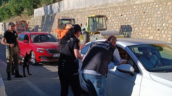 Tunceli'de polis ekipleri uyuşturucuyla mücadele kapsamında denetim yaptı