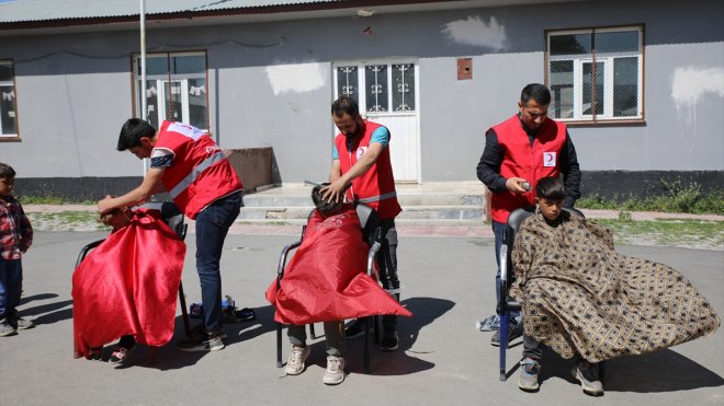 Türk Kızılay gönüllüleri Van'da engelli, yaşlı ve çocukların bayram tıraşını yapıyor