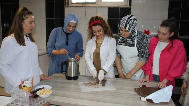 Van'da bayram çikolataları kadınların elinde şekilleniyor