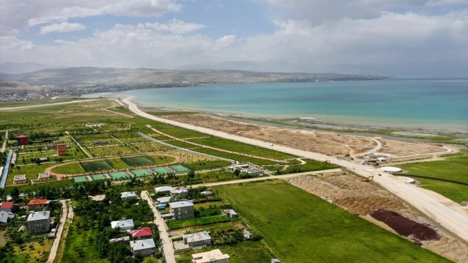 Van Büyükşehir Belediyesi sahil yolundaki çalışmalarını sürdürüyor
