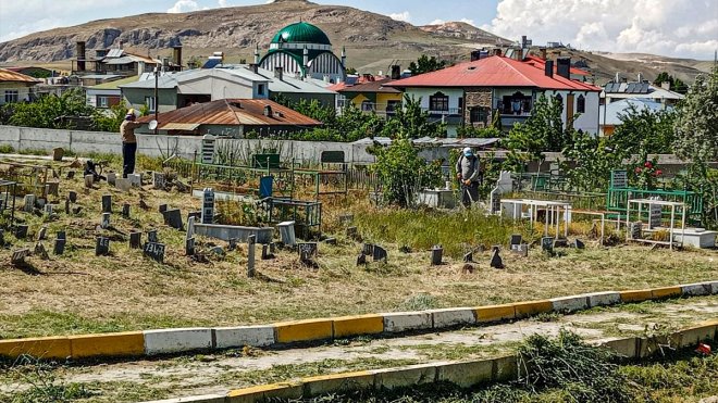 Van'da bayram öncesi mezarlıklara bakım ve onarım çalışması yapıldı