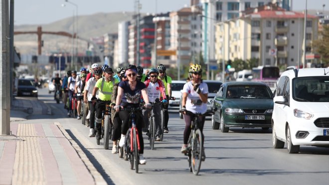 Van'da bisiklet grubu üyeleri, trafik kazasında ölen hemşire için saygı duruşunda bulundu