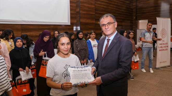 Van'da en çok kitap okuyan öğrenciler ödüllendirildi