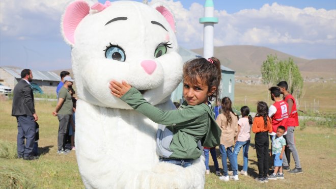 Muradiye'de Kızılay gönüllüleri çocukları eğlendirdi