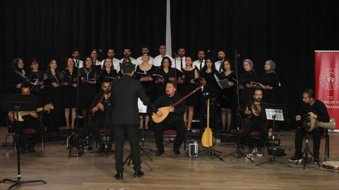 VAN - Sağlık çalışanları, depremzedeler için türküler söyledi1