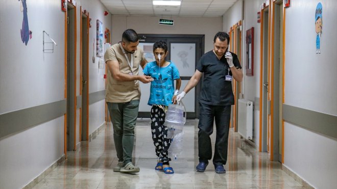 VAN - Yabani ot yiyen çocuğun bağırsağı iki yerden delindi1