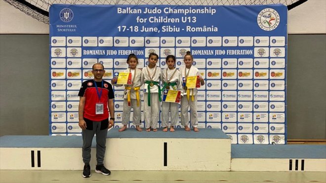 Vanlı judocu Hira İşnas Romanya'dan gümüş madalyayla döndü