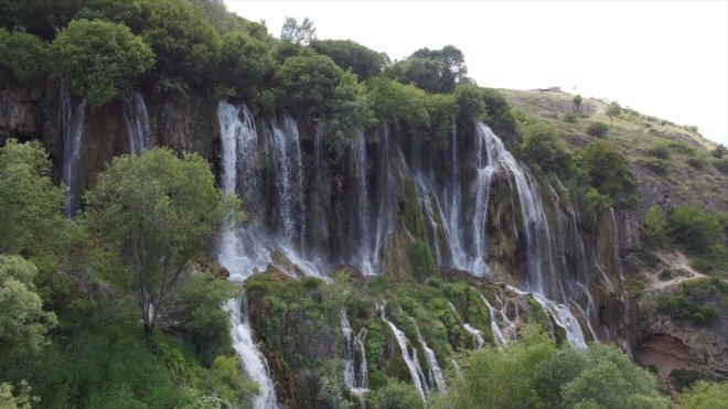 Yağışların ardından debisi artan Girlevik Şelalesi misafirlerini ağırlıyor