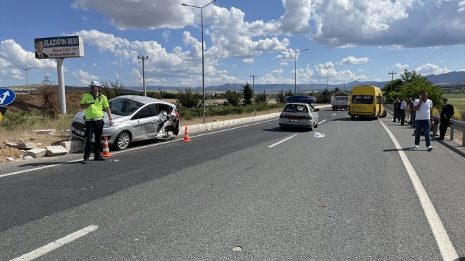 Yolcu minibüsü ile otomobilin çarpıştığı kazada 3 kişi yaralandı