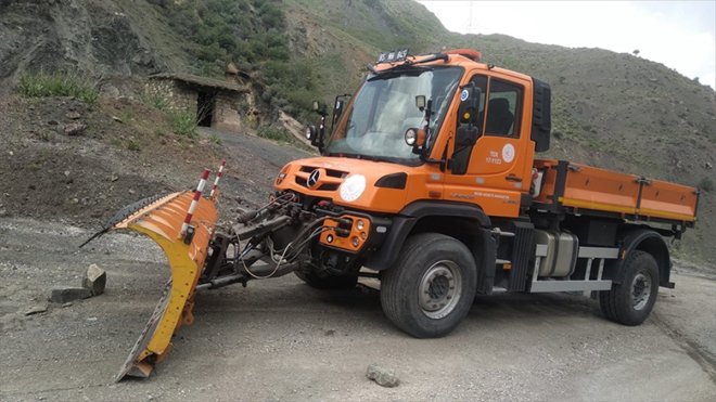 Yüksekova kara yoluna düşen kaya parçaları ekiplerce temizleniyor