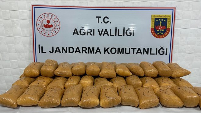 Ağrı'da uyuşturucuyla yakalanan düzensiz göçmenler tutuklandı