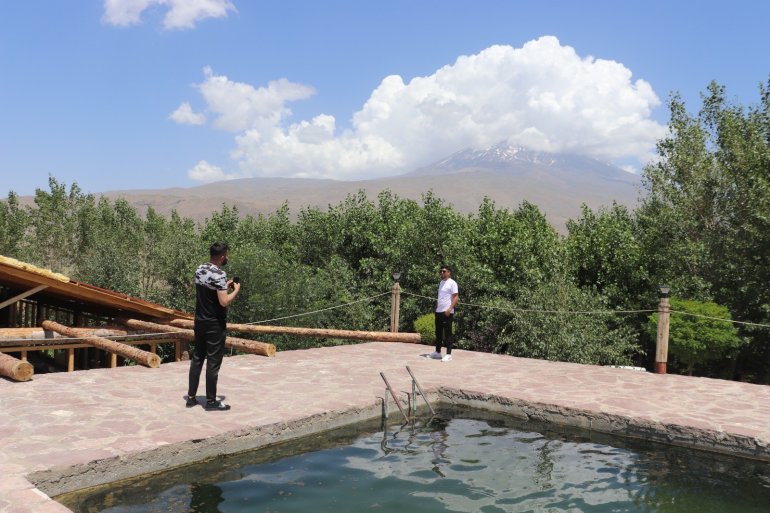 Ağrı Dağı eteklerindeki meyve bahçesi ilgi odağı oluyor9