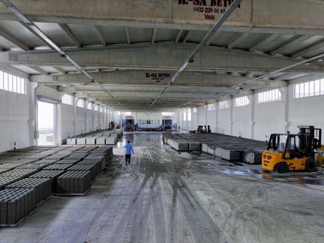Ağrı'daki Kilit Parke Bordür Taş Fabrikası'nda üretime başlandı
