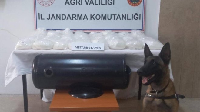Ağrı'da otomobilin gaz tankında 32 kilo 60 gram uyuşturucu ele geçirildi
