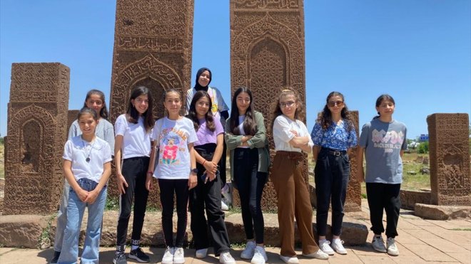 Ahlat'ta yaz kurslarına katılan öğrenciler tarihi mekanları gezdi
