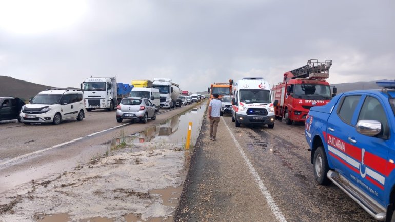 Araçta mahsur kalan bir aile yetkililer tarafından kurtarıldı1