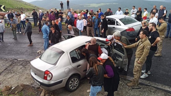Ardahan'da iki otomobil çarpıştı, 12 kişi yaralandı