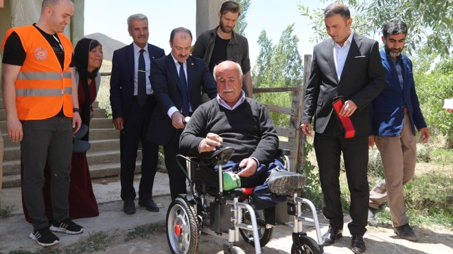 Başkale'de yürüme engelli Doğan'a akülü tekerlekli sandalye hediye edildi