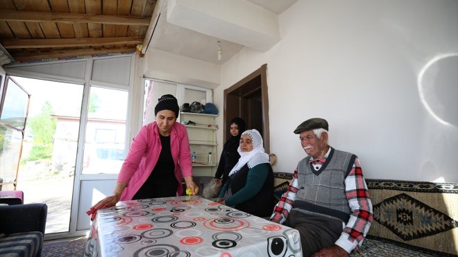 Bingöl'de 101 yaşındaki Alişan dedenin evinin temizliğini SYDV personeli yapıyor