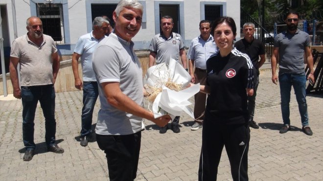 Avrupa ikincisi olan milli sporcu Ekinci, Bitlis'te çiçeklerle karşılandı