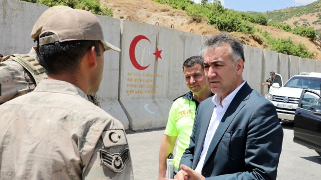 Bitlis Valisi Çağatay'dan jandarma personeline moral ziyareti