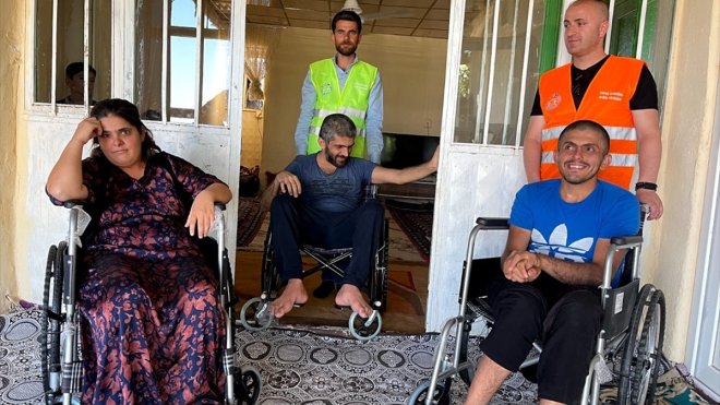 Derecik'te engelli üç kardeşe tekerlekli sandalye desteği