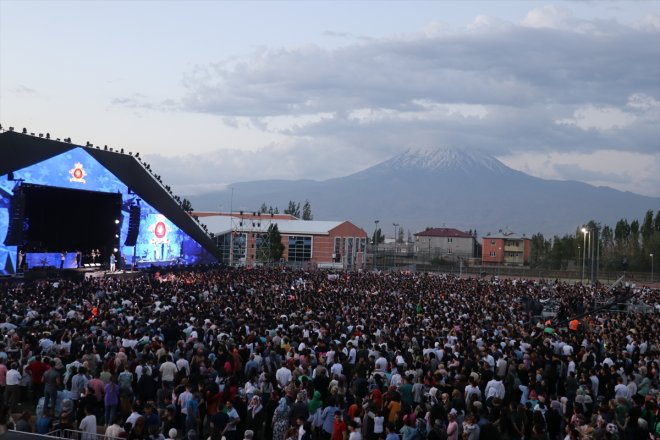 binlerce performansıyla DJ müzik festivalinde eğlendi Doğubayazıt