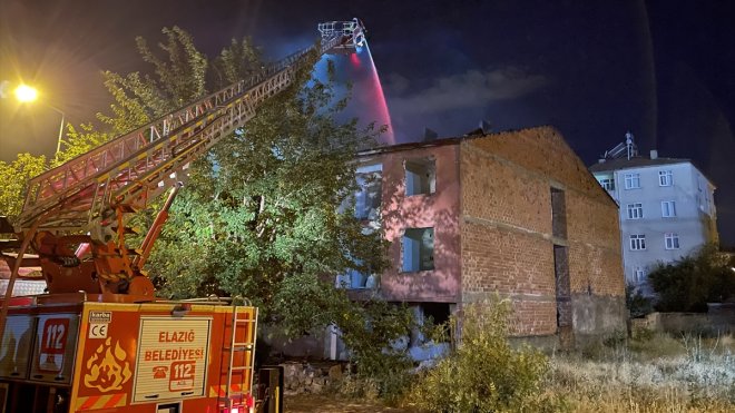 Elazığ'da boş binanın çatısında çıkan yangın söndürüldü