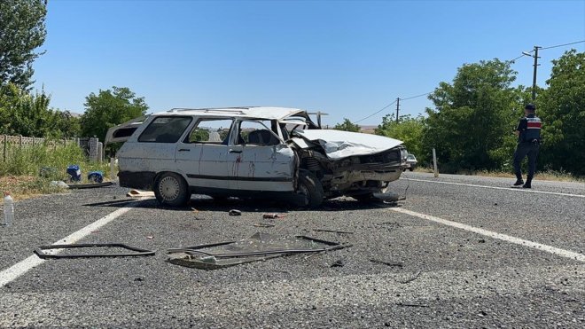 Elazığ'da iki otomobilin çarpışması sonucu 6 kişi yaralandı